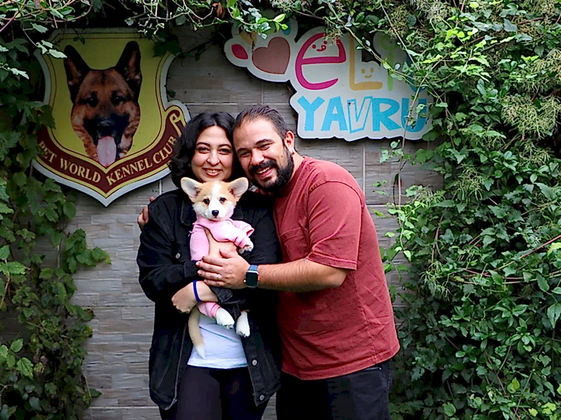 Anıl Bey ve ailesi Corgi kızlarına kavuştular