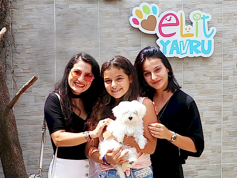 Ayşe Erdem ve kızları, Maltese Terrier yavrularına kavuştu
