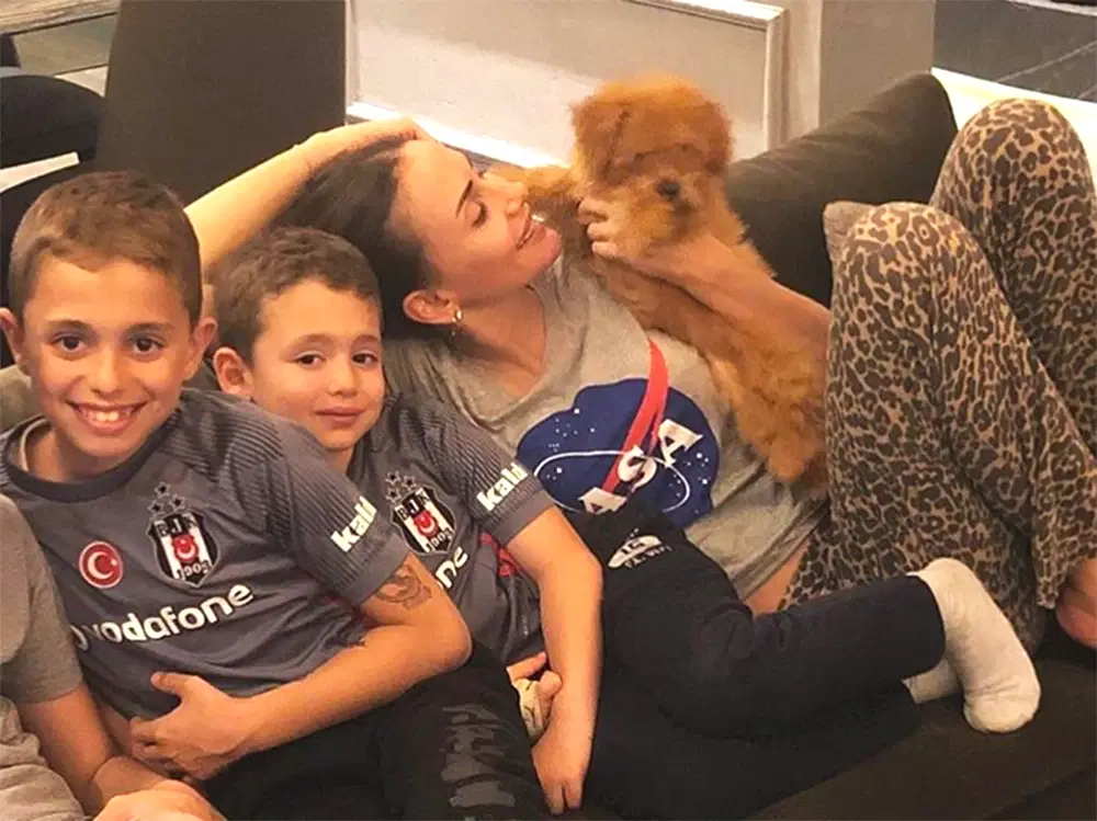Emina Jahovic, oğulları için Toy Poodle sahibi oldu