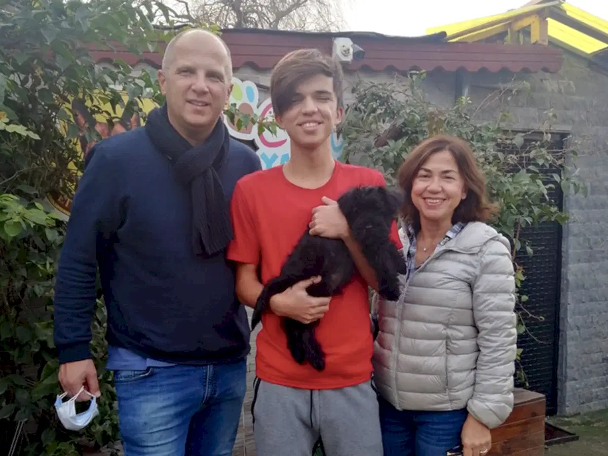 Eric Bey ve ailesi Schnauzer yavrularına kavuştular
