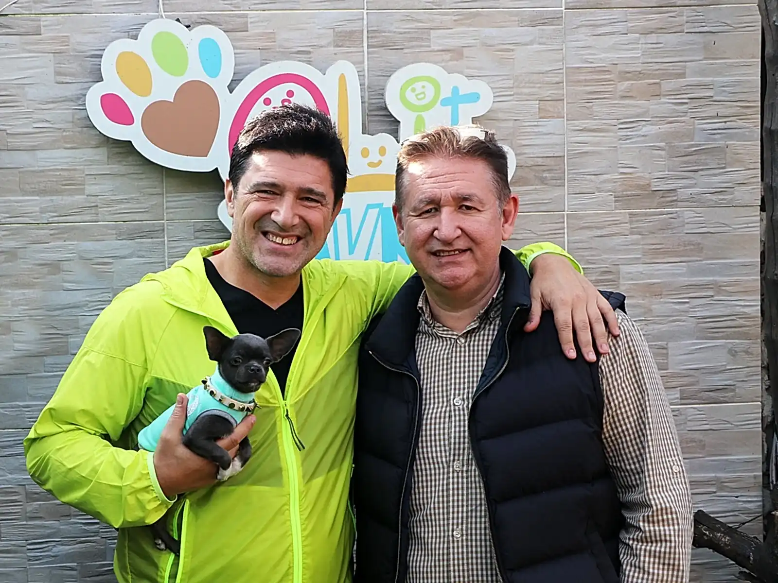 Sevgili Hakan Ural Blue Chihuahua yavrusuna kavuştu.
