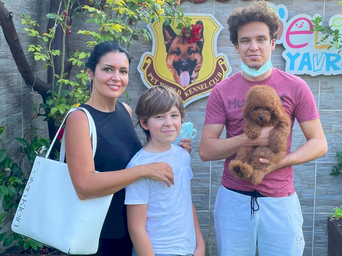Sühendam Hanım ve ailesi Red Brown Poodle yavrusuna kavuştular