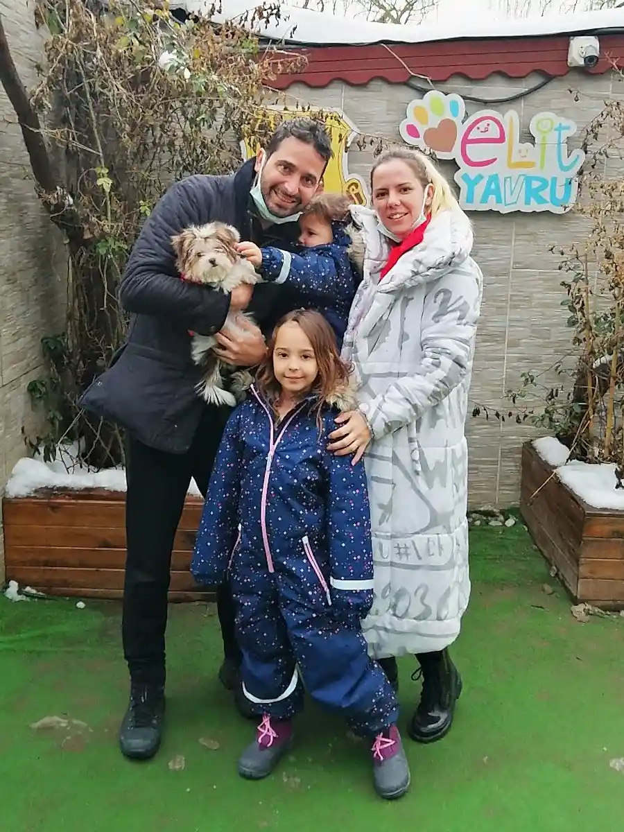 Tuğçe Hanım ve ailesi Morkie yavruları Mercy'e kavuştular.